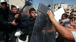 قوات أمن فلسطينية خلال التصدي لمظاهرة في رام الله (أرشيفية) - أ ف ب