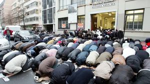 مسلمون في فرنسا يؤدون الصلاة - (أرشيفية) 