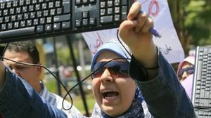 مصريون يعبرون عن غضبهم من شركات الإنترنت بالتظاهر ضدها - أرشيفية