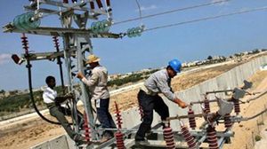 عمال في إحدى محطات الكهرباء في مصر - ا ف ب