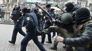 الشرطة الأوكرانية أثناء صدها للمتظاهرين - ا ف ب