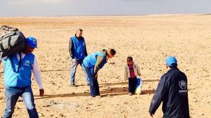الطفل السوري يقطع الصحراء وقد عثر عليه موظفو الأمم المتحدة 