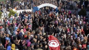 تونسيون يحملون نعش أحد قتلى الشرطة - أرشيفية- أ ف ب