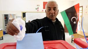 مواطن ليبي يصوت في مدينة بنغازي - أ ف ب