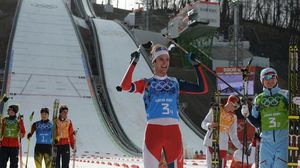 النرويجي يويرغن غراباك يحتفل بذهبية سباق التتابع - أ ف ب