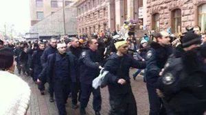 المتظاهرون يقتادون عناصر الشرطة الاوكرانية بعد احتجازهم - فيس بوك