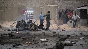 شرطي صومالي يعاين مكان انفجار سيارة مفخخة (أرشيفية) أ ف ب
