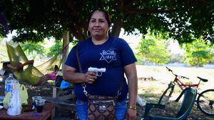 امرأة في ميليشيات الدفاع الذاتي لمحاربة العصابات الإجرامية بالمكسيك - أ ف ب