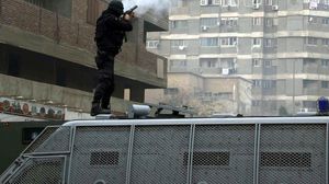 الأمن المصري يلقي قنابل الغاز بغزارة على معارضي الانقلاب - أ ف ب