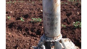 إحدى القنابل العنقودي التي ألقاها النظام السوري على حماة ولم تنفجر (هيومن رايتس ووتش - أرشيفية)