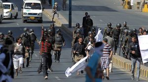 اشتباكات بين متظاهرين وشرطة مكافحة الشغب بالعاصمة صنعاء - أ ف ب