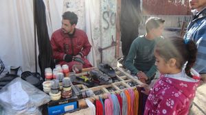 ورشة إصلاح أحذية بأحد الشوارع في قطاع غزة - عربي 21