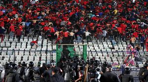 الشرطة تطارد مشجعي النادي الأهلي بعد المباراة مع الصفاقسي الخميس الماضي (الأناضول)