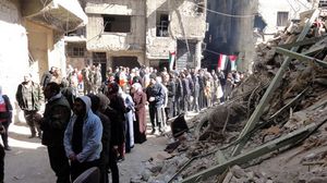 مواطنون سوريون في مخيم اليرموك - ا ف ب