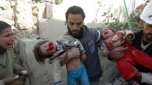 أطفال من بين الضحايا والمصابين نتيجة القصف على حلب السبت (أ ف ب)