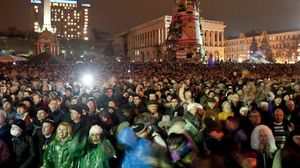 آلاف الأوكرانيين يحتفلون بخلع ينكوفيتش - أ ف ب