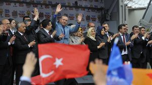 أردوغان بين حشد من أنصاره تحضيرا لخوض حزبه الانتخابات - الأناضول