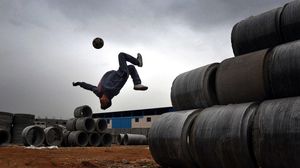شباب يمارسون رياضة الباركور في غزة - الأناضول