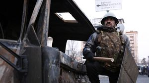 أحد عناصر حماية ميدان الاعتصام في كييف - الاناضول