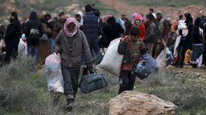 لاجئون سوريون يعبرون حدود الأردن (أرشيفية) - أ ف ب