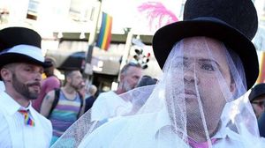 أحد المثليين يرتدي طرحة عروس خلال تظاهرة لدعم مطالباتهم - ارشيفية