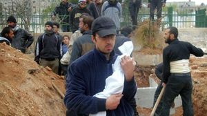 فلسطينيون في سوريا يدفنون موتاهم - أ ف ب 