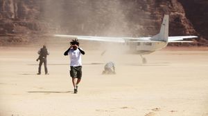 فريق فرنسي يقفز فوق جبال وادي القمر جنوبي الأردن - الاناضول