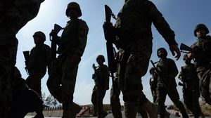 جنود أفغان يلاحقون مسلحي طالبان في الولايات الحدودية مع باكستان - ا ف ب