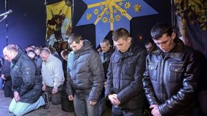 أفراد من شرطة مكافحة الشعب يركعون معتذرين للشعب في مدينة لفيف الأوكرانية الثلاثاء