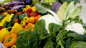ينصح الخبراء بتناول الخضروات بكميات وافرة وخاصة الورقية الخضراء- أ ف ب