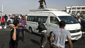 بلطجية يعتدون على سيارة للصحفيين في مصر - (أرشيفية)