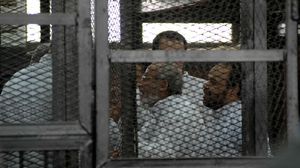أعضاء من جماعة الإخوان المسلمين داخل قفص الاتهام - الأناضول