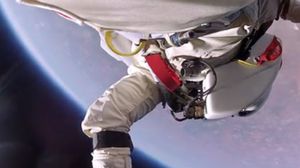 فيليكيس خلال قفزته من الفضاء -  يوتيوب