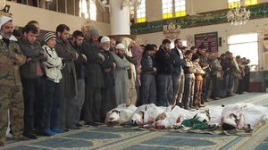 اهالي دوما بريف دمشق يصلون الجنازة على عدد من القتلى الاعلاميين - ارشيفية