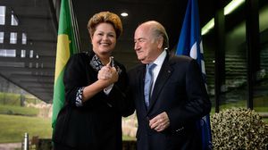 رئيس الفيفا جوزف بلاتر ورئيسة البرازيل ديلما روسيف في زيوريخ - ا ف ب