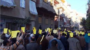 متظاهرون في القاهرة منددون بالانقلاب ويحملون شارات رابعة - ا ف ب