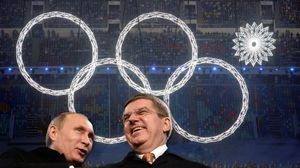 بوتين يتحدث مع رئيس اللجنة الأولمبية الدولية "IOC" توماس باخ خلال حفل الافتتاح