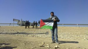 شاب فلسطيني يتحدى قوات الاحتلال على أراضي قرية عين حجلة - عربي21