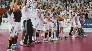 لاعبو فرنسا يحتفلون بالفوز على قطر والتتويج بلقب مونديال اليد في الدوحة - أ ف ب