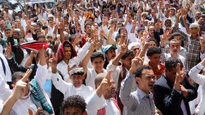 ندد المحتشدون بانتهاكات الحوثيين بحق شباب الثورة ـ أ ف ب