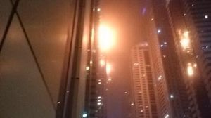 صورة نشرها شهود عيان تظهر اشتعال الحريق في مبنى "تورش" في دبي مارينا - إنترنت