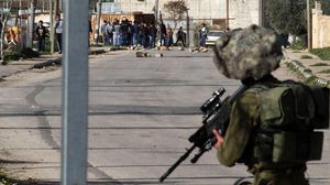 جيش الاحتلال الإسرائيلي يصيب شبانا فلسطينيين بجراح- الأناضول (أرشيفية)