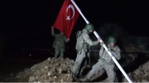 جنود الجيش التركي في أثناء زرعهم لعلم بلادهم داخل الأراضي السورية - الأناضول