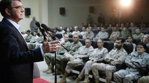 كارتر خلال حديثه مع جنود في إحدى القواعد الأمريكية في الكويت - أ ف ب