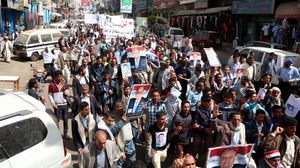 مسيرة مناهضة للحوثي وداعمة لشرعية الرئيس هادي - الأناضول
