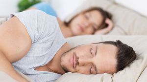 دراسة علمية تحذر الرجل من النوم بجانب زوجته