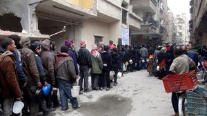 مواطنون يصطفون للحصول على مساعدات غذائية في مخيم اليرموك للفلسطينيين المحاصر جنوب دمشق - أ ف ب