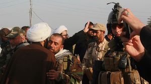 معممون شيعة أثناء توديعهم مقاتلي الحشد الشعبي قبل توجههم للمعارك - أرشيفية