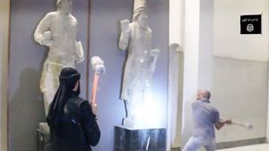 لحظة قيام تنظيم الدولة بتدمير آثار العراق من المتاحف ـ أرشيفية