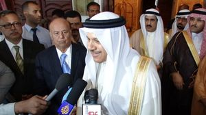 السعودية نقلت سفارتها إلى عدن عقب لقاء أمين عام مجلس التعاون بالرئيس هادي في عدن - أ ف ب
